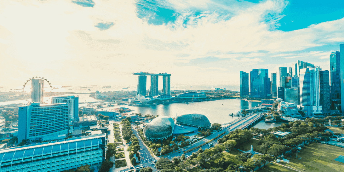 Vista panorámica de Singapur con Marina Bay Sands y skyline futurista representando Marketing 6.0 de Philip Kotler visto en 2022, ciudad innovadora con tecnología integrada, coworking spaces y energía positiva post-pandemia que inspiró elección de marketing humanista 3.0