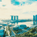 Vista panorámica de Singapur con Marina Bay Sands y skyline futurista representando Marketing 6.0 de Philip Kotler visto en 2022, ciudad innovadora con tecnología integrada, coworking spaces y energía positiva post-pandemia que inspiró elección de marketing humanista 3.0