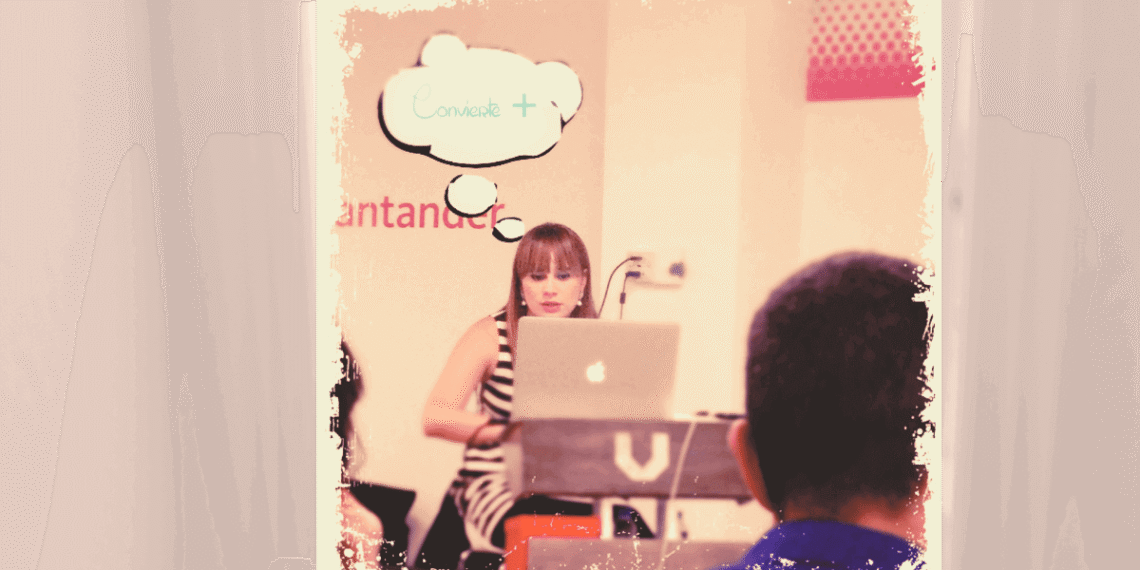 Vilma Núñez impartiendo taller de consultoría estratégica de marketing digital Convierte Más en Madrid octubre 2016, asistente tomando notas, momento que inspiró creación de blog 9 años después