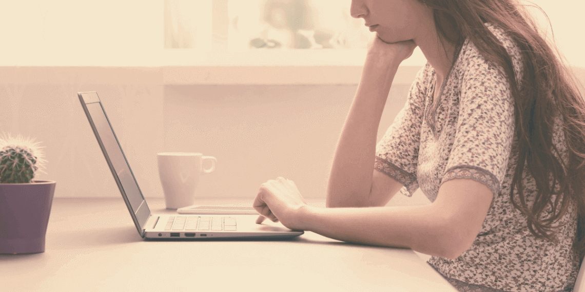Mujer emprendedora trabajando sola laptop expresión pensativa vulnerable tengo miedo lanzar blog síndrome impostor empezar imperfecta aunque dé miedo build in public cero a cien documentado