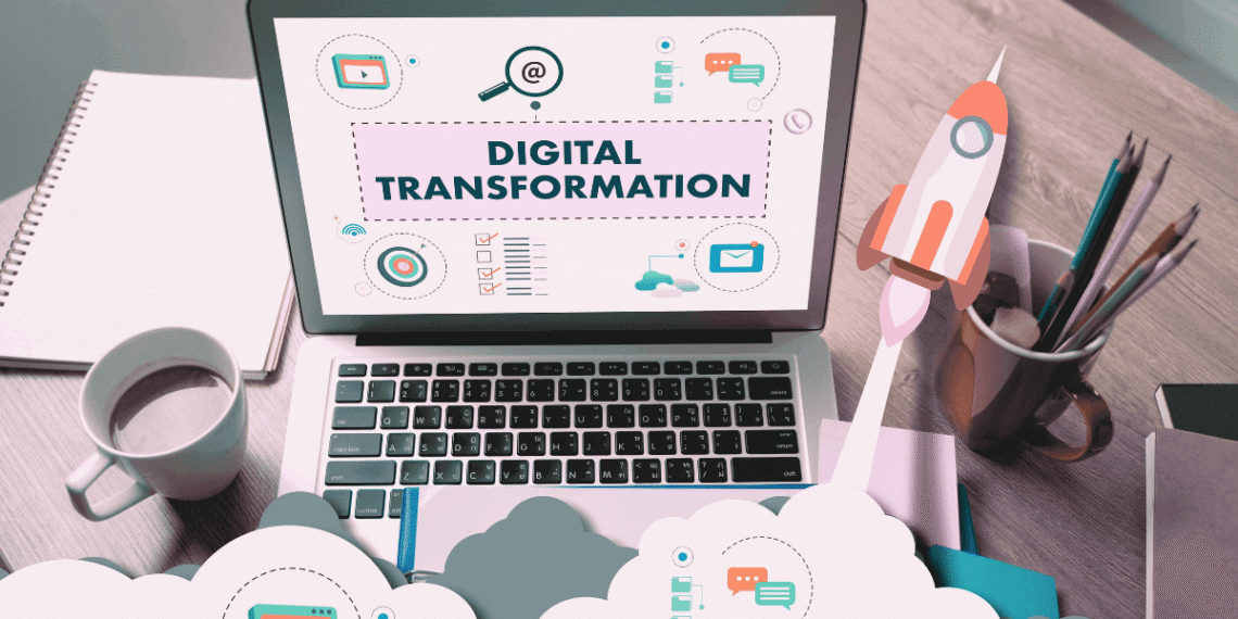Marketing digital 2020 versus 2025 transformación digital cambios evolución IA redes sociales autenticidad comunidad tendencias actuales emprendedoras laptop cohete futuro