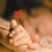 madre emprendedora mano bebe conexion comunidad digital amor red networking emprendimiento maternidad build in public cozy growth