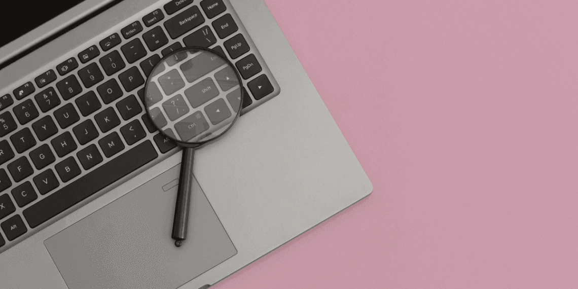 Lupa sobre un portátil, símbolo de medir el progreso de tu blog en Search Console.