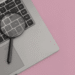 Lupa sobre un portátil, símbolo de medir el progreso de tu blog en Search Console.