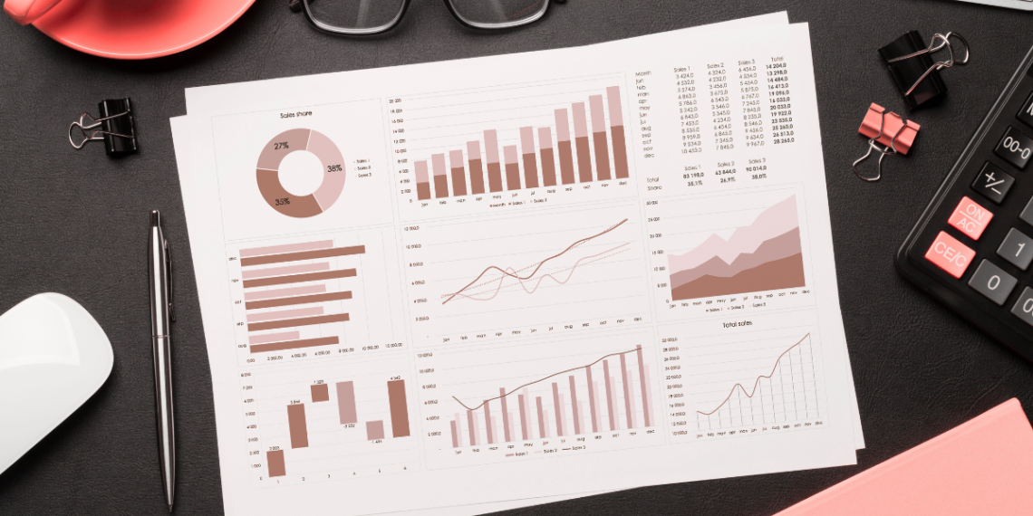 Informe impreso con gráficos de fuentes de tráfico en Google Analytics sobre un escritorio.