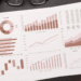 Informe impreso con gráficos de fuentes de tráfico en Google Analytics sobre un escritorio.