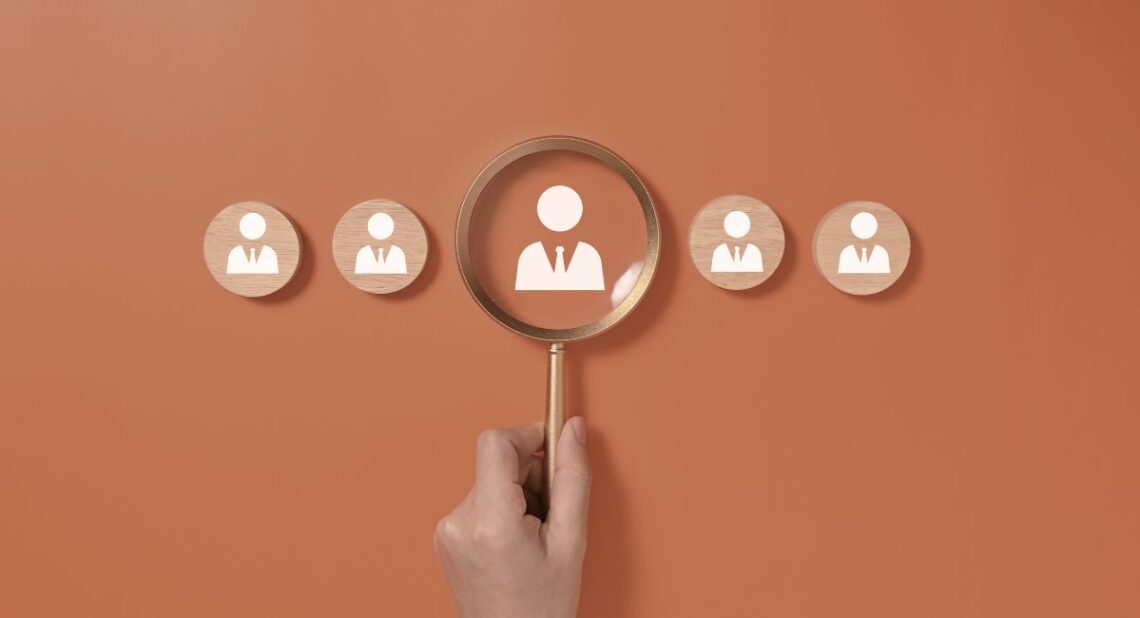 Búsqueda de clientes online con una lupa entre varios perfiles